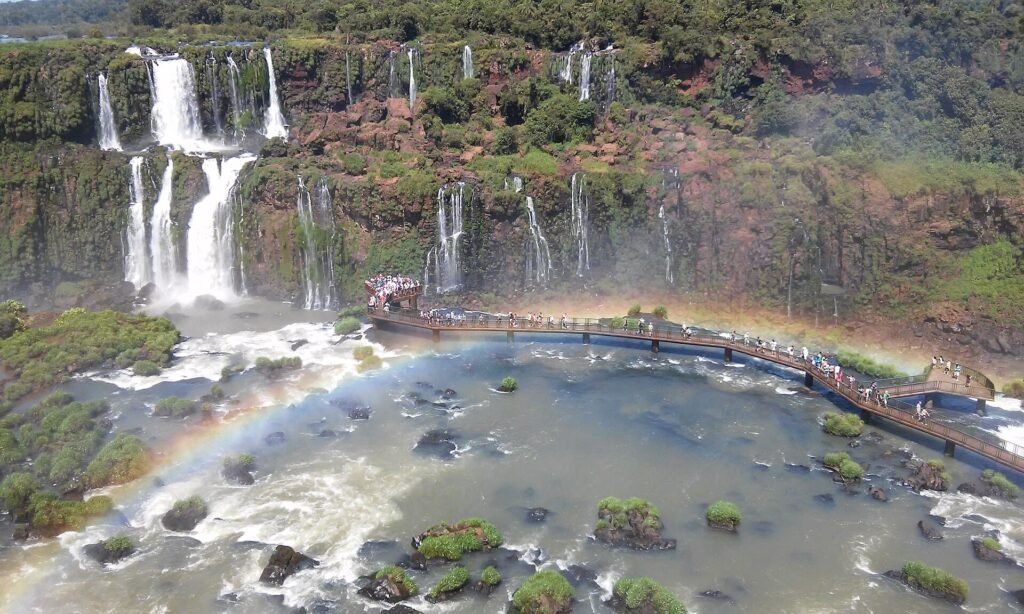 Parque Nacional do Iguaçu: arco-íris sobre as quedas vistas do lado brasileiro