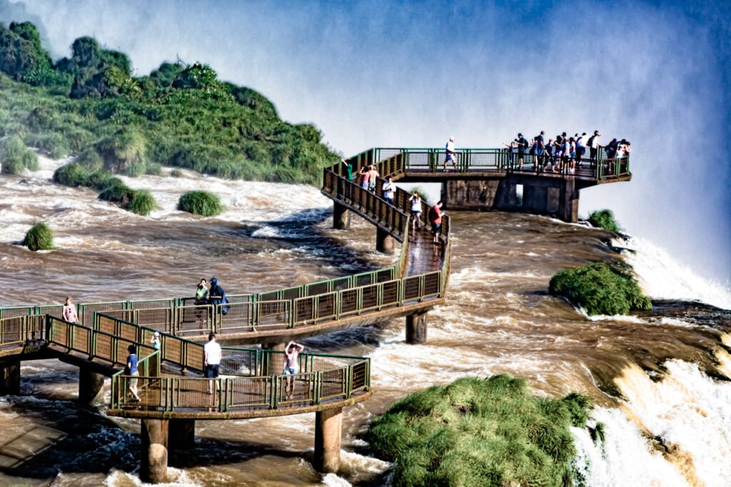 Passarela e mirante perto da Garganta do Diabo, no lado brasileiro das Cataratas do Iguaçu