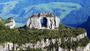 Morro da Igreja e Pedra Furada