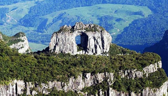 Morro da Igreja e Pedra Furada