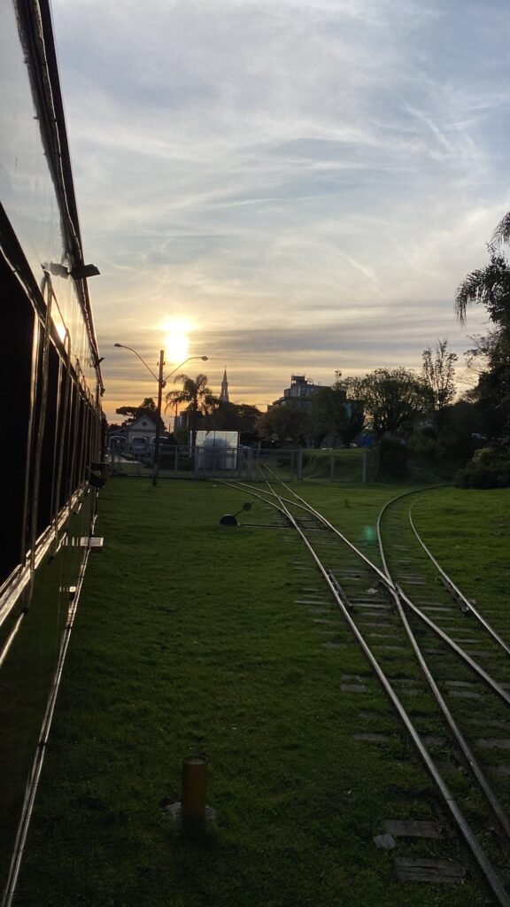 Trilhos da Maria Fumaça ao pôr do sol, na Serra Gaúcha