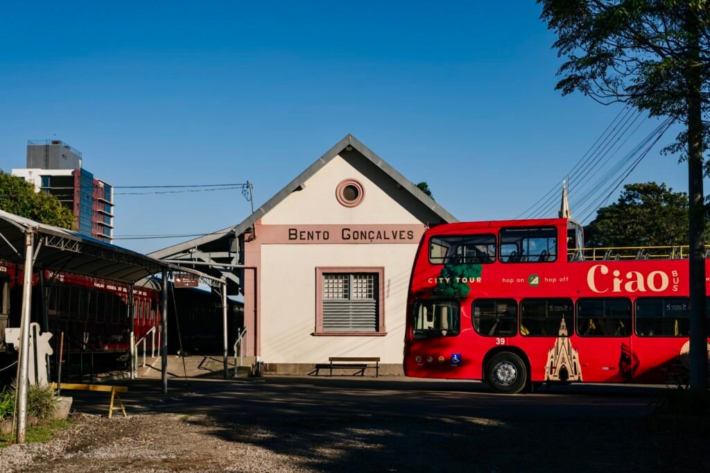 Ciao Bus, o ônibus vermelho de dois andares, em frente à Estação Férrea de Bento Gonçalves (RS)