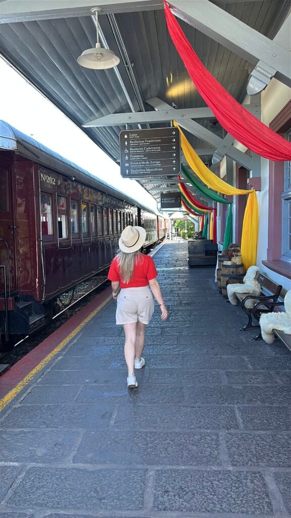 Plataforma da Estação Férrea de Bento Gonçalves com o trem da Maria Fumaça (RS)