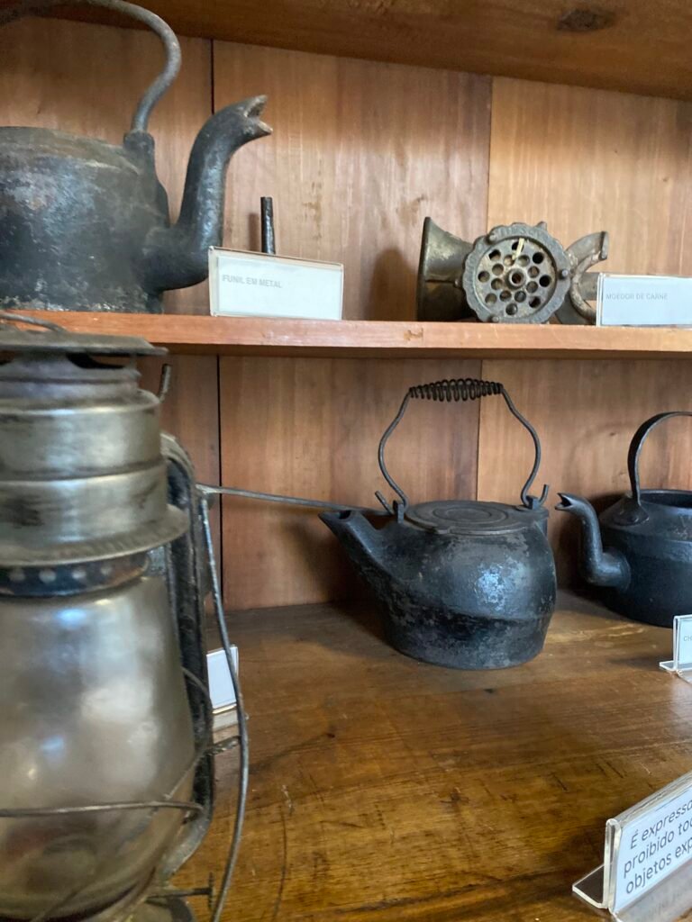 Chaleiras e lampião de ferro no acervo do Museu do Imigrante, em Bento Gonçalves (RS)