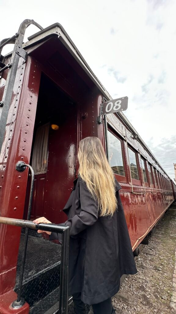 Passageira embarcando no vagão vermelho da Maria Fumaça, na Serra Gaúcha (RS)