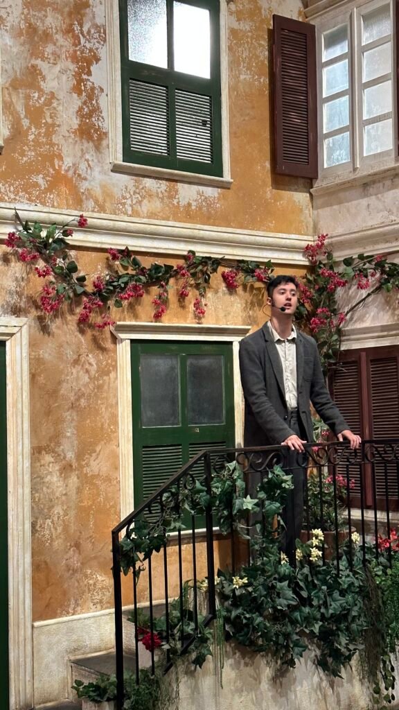 Ator em traje de época na sacada de um cenário do Parque Epopeia Italiana, em Bento Gonçalves (RS)