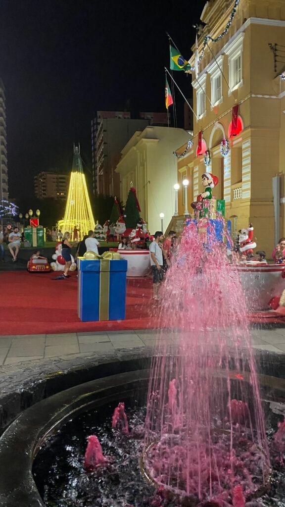 Chafariz La Fontana com água tingida de rosa, à noite, na Via del Vino, em Bento Gonçalves (RS)