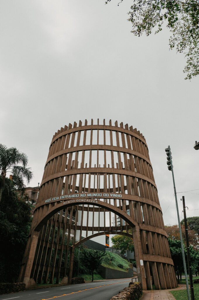 Pipa Pórtico com a inscrição Você está entrando no mundo do vinho, em Bento Gonçalves (RS)