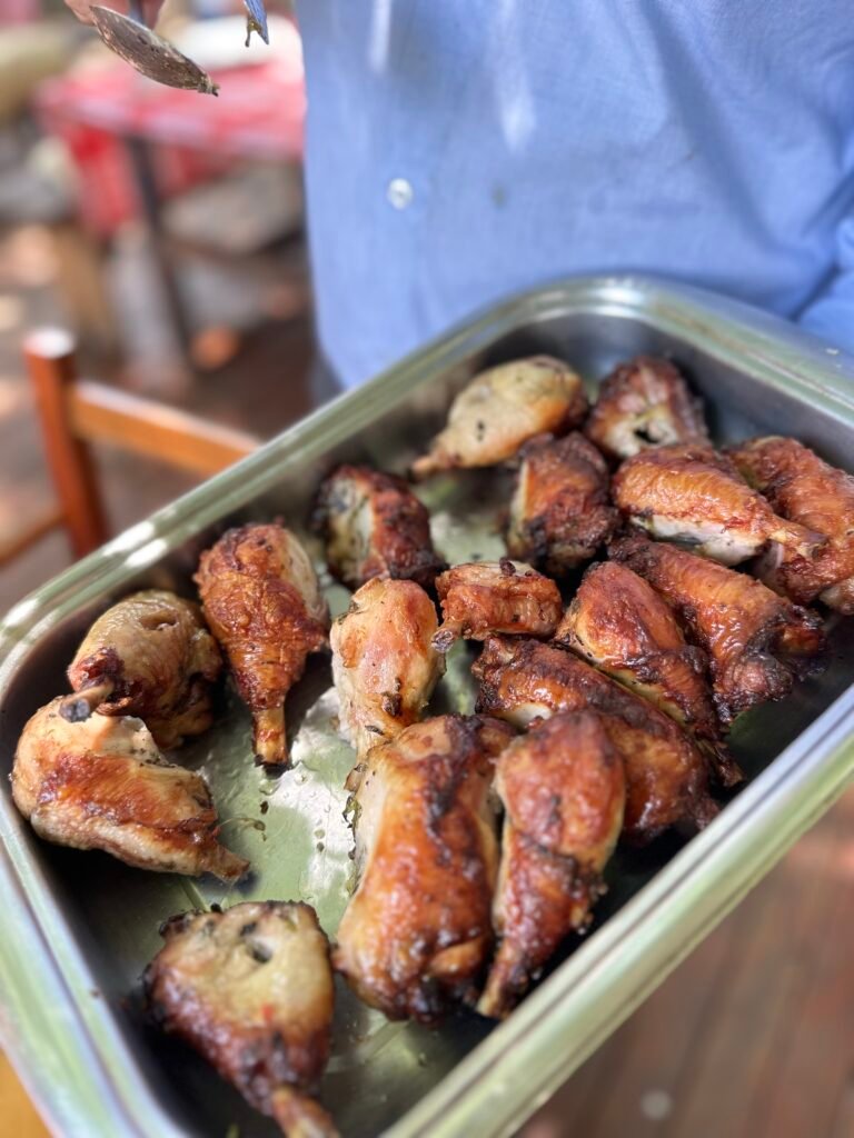 Travessa de galeto servida no Giordani Gastronomia Cultural, no Vale dos Vinhedos (RS)