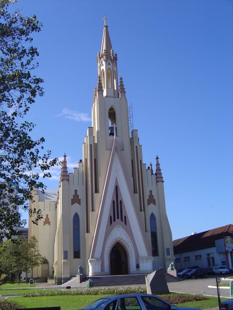 Fachada da Igreja Cristo Rei vista de frente, em Bento Gonçalves (RS)