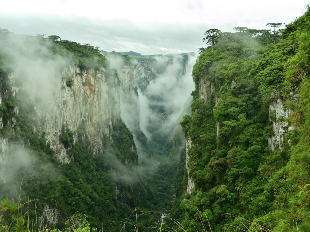 O Cânion Itaimbezinho entre nuvens, em Cambará do Sul (RS)