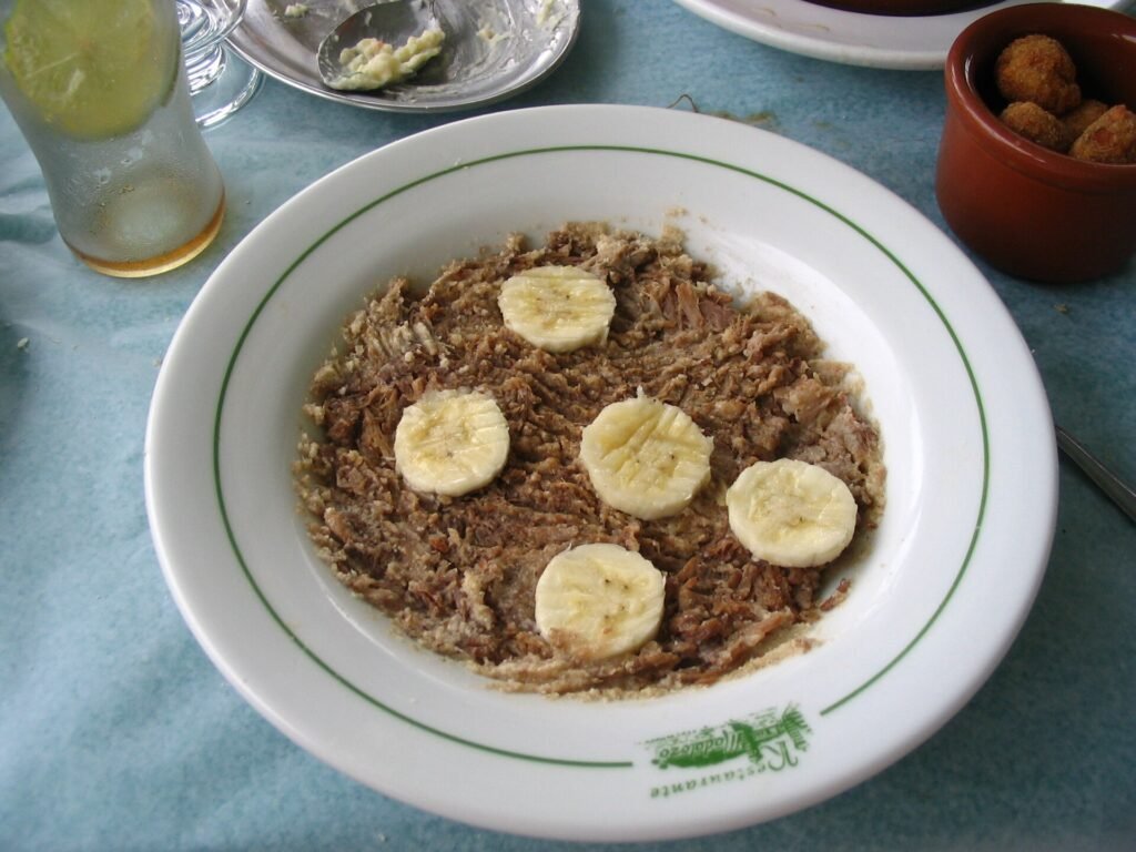 Barreado servido com banana e farinha, o prato típico de Morretes (PR)
