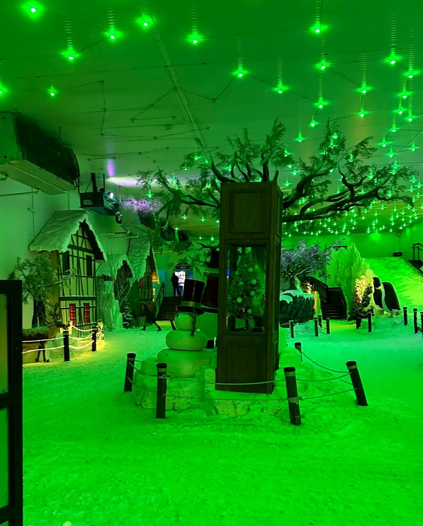 Vila da Neve do Alles Park, em Pomerode (SC), com iluminação cênica