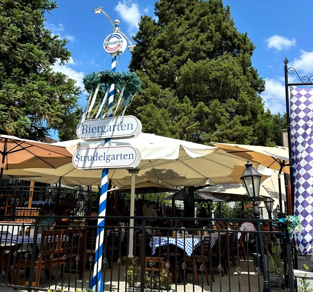 Biergarten ao ar livre em Pomerode (SC), com mesas sob guarda-sóis listrados