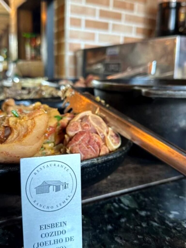 Carnes na grelha servidas no café colonial de Pomerode (SC)