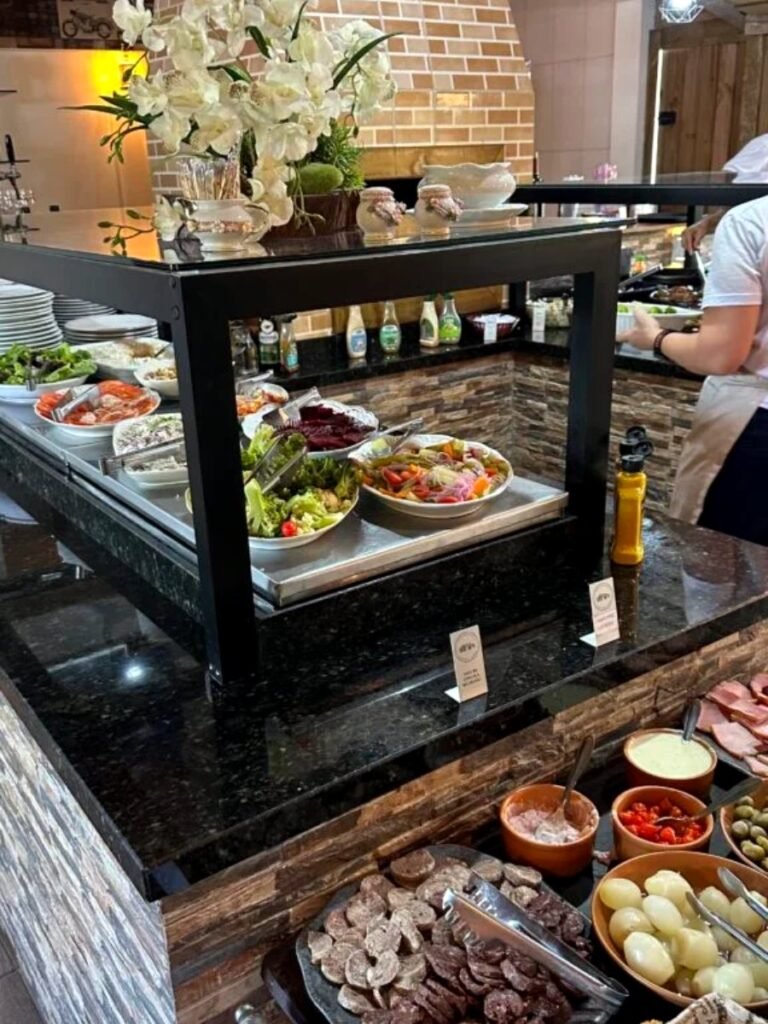 Mesa de café colonial com bolos e frios, em Pomerode (SC)