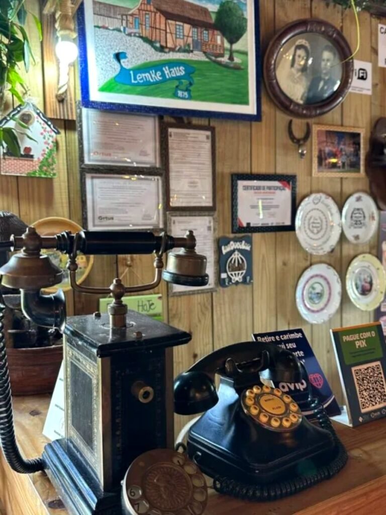 Salão de café colonial decorado com relógios antigos, em Pomerode (SC)