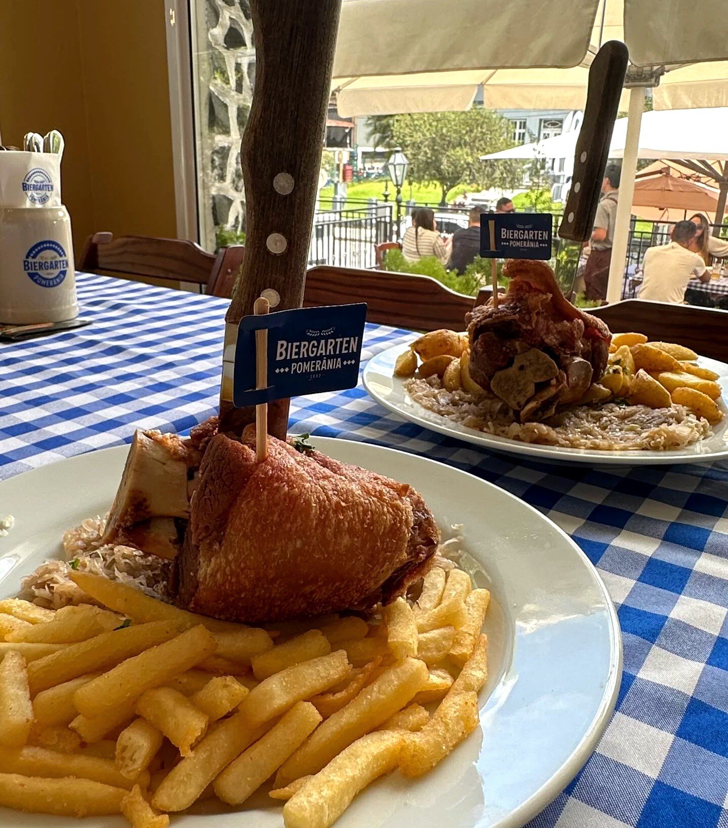 Eisbein, o joelho de porco alemão, servido com batatas fritas em Pomerode (SC)
