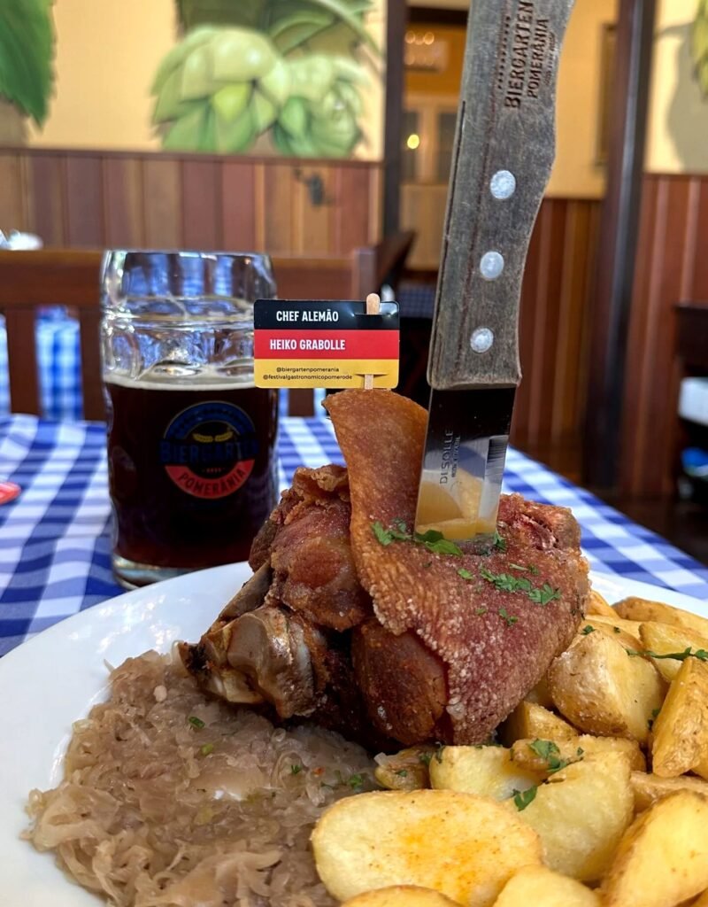Joelho de porco com batatas e chope, prato típico alemão servido em Pomerode (SC)
