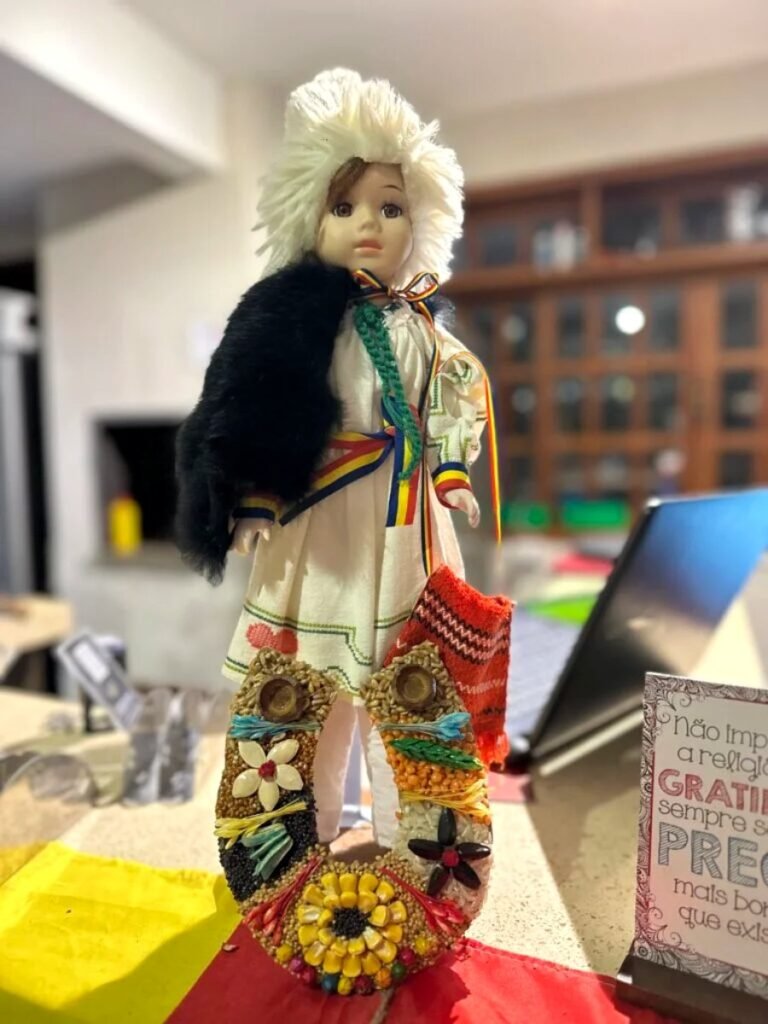 Boneco decorativo no Mon Chéri, o restaurante romeno de Pomerode (SC)