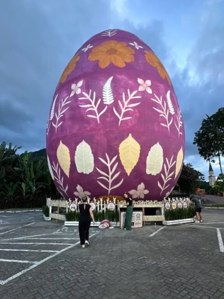 Ovo de Páscoa gigante decorado nas ruas de Pomerode (SC)