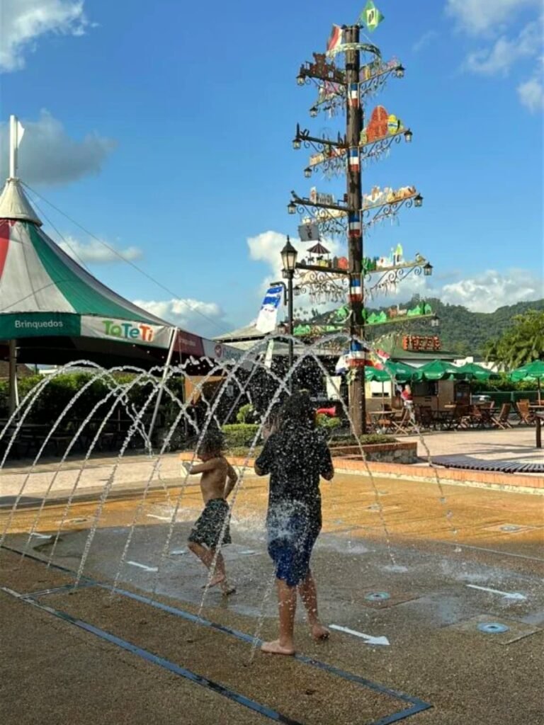 Crianças brincando no parque aquático, em Pomerode (SC)