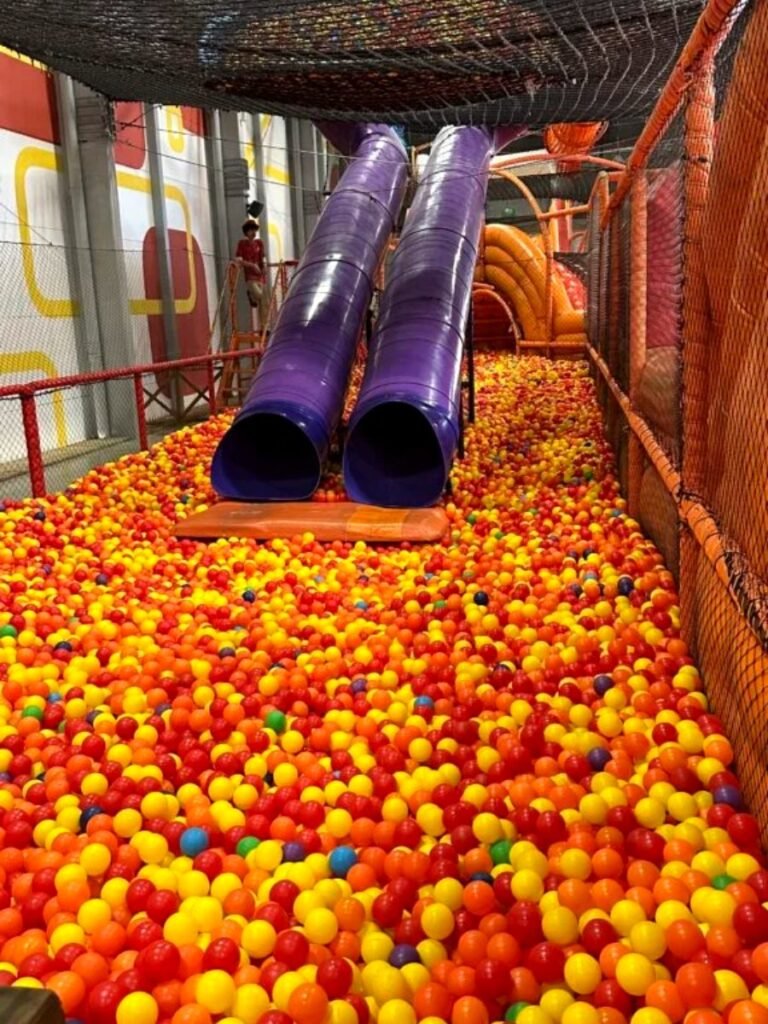 Piscina de bolinhas e escorregador em parque infantil de Pomerode (SC)
