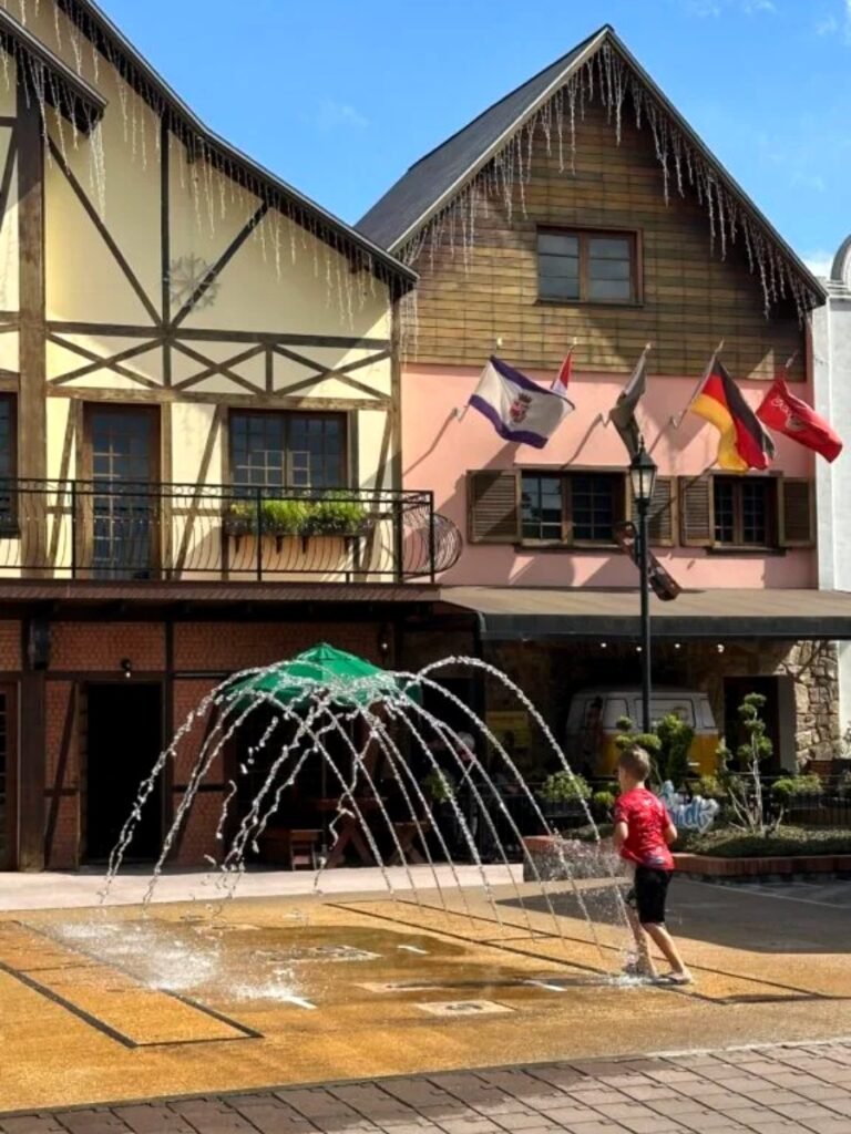 Casas em estilo alemão e chafariz em parque de Pomerode (SC)
