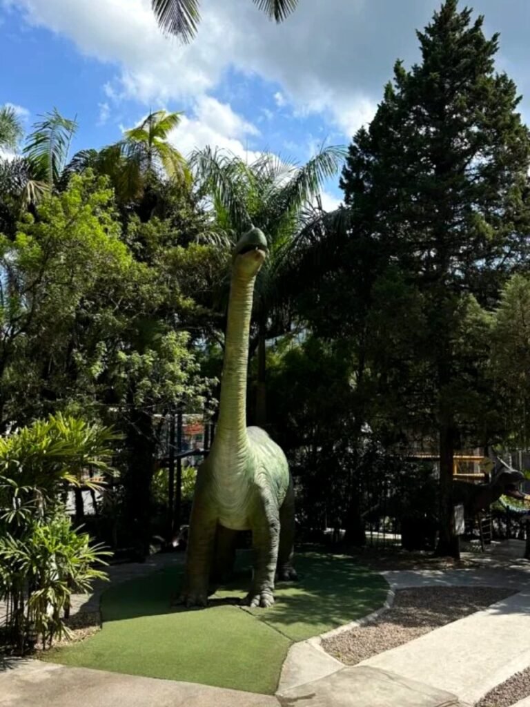 Braquiossauro em tamanho real na Vila Encantada, em Pomerode (SC)