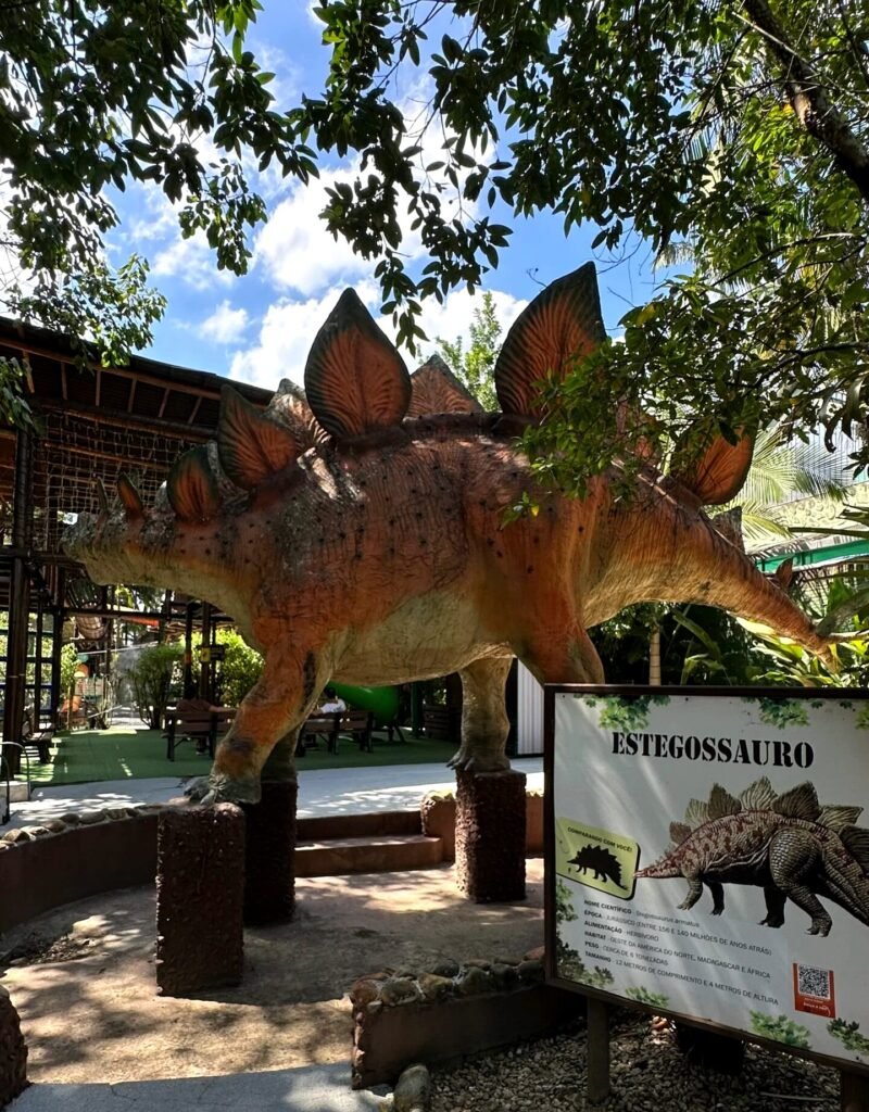 Réplica de estegossauro na Vila Encantada, o parque de dinossauros de Pomerode (SC)