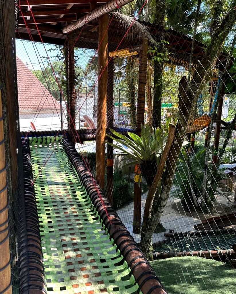 Passarela suspensa entre a mata na Vila Encantada, em Pomerode (SC)