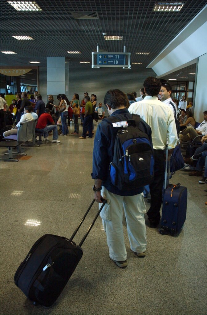 Sala de embarque de aeroporto brasileiro