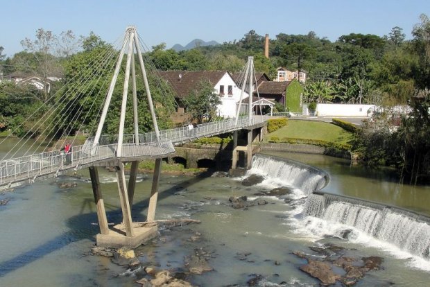 Ponte pênsil e praça em Timbó (SC), no Vale Europeu
